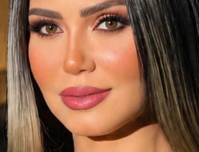 بإطلالة صفراء مبهجة.. إيناس عز الدين تخطف الأنظار وتثير إعجاب جمهورها