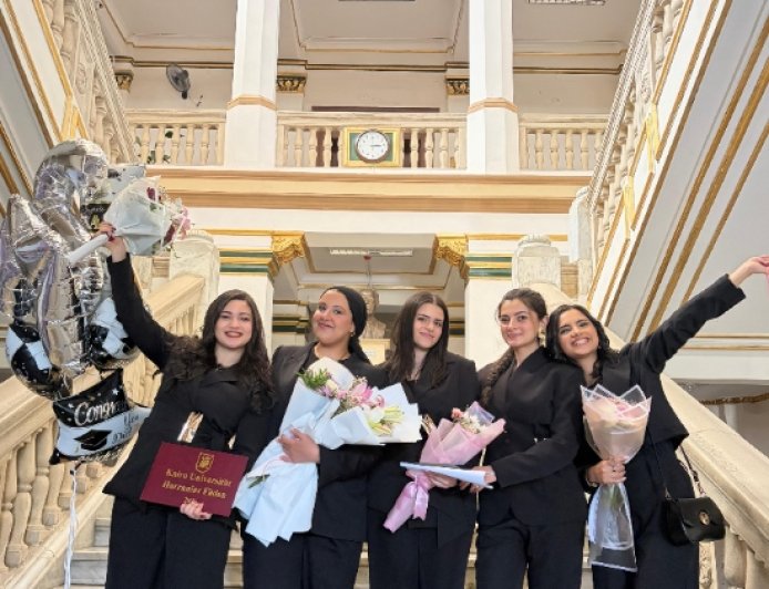 «خيوط شمس الحرانية».. مشروع تخرج لطالبات اللغة الألمانية بجامعة القاهرة يوثق رحلة الإبداع النسائي في قرية الحرانية