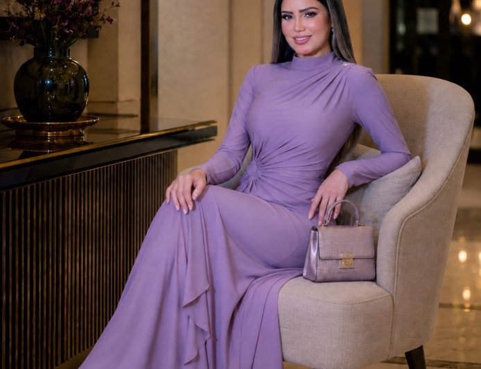 بالصور.. إيناس عز الدين تتألق بفستان موف في بيت الأزياء السعودي بجدة